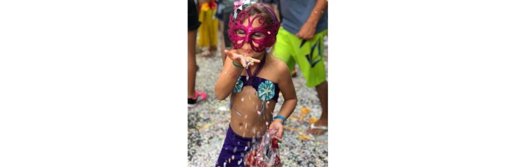 Guilhermina, filha da nossa embaixadora Thelma Parada, curtindo o bloco em Águas de Lindóia