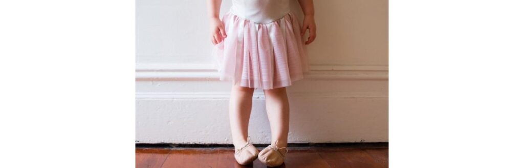 toddler-in-pink-tutu-picture-id518964150