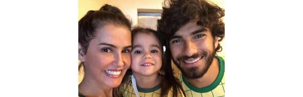 Deborah Secco, o marido Hugo Moura e a filha do casal Maria Flor durante a Copa.