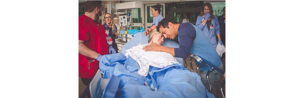 Mãe e sua filha no hospital após parto no banco da frente do carro