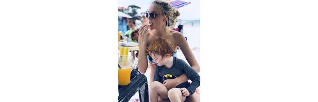 Modelo Caroline Trentini e filho Bento curtindo dia de praia