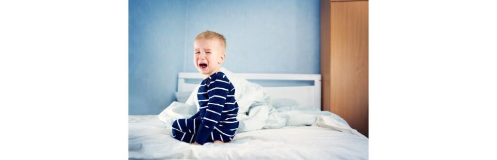 Sentar com as pernas em W é comum no começo da infância