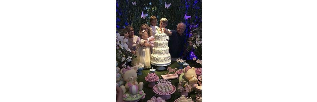 Eliana, família e amigos cantando parabéns para Manuela