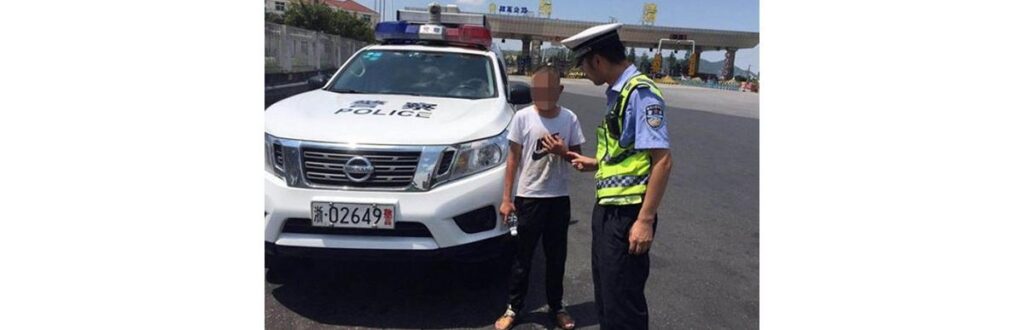 Menino com deficiência intelectual tem telefone tatuado em braço pela mãe