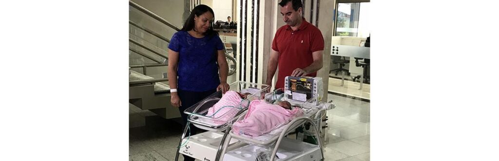 A mãe teve um parto prematuro, mas as meninas nasceram com 2 dias de diferença