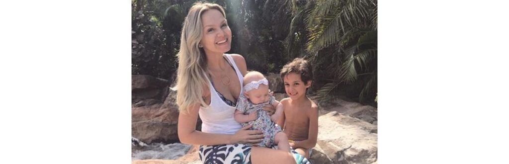 Eliana com seus dois filhos
