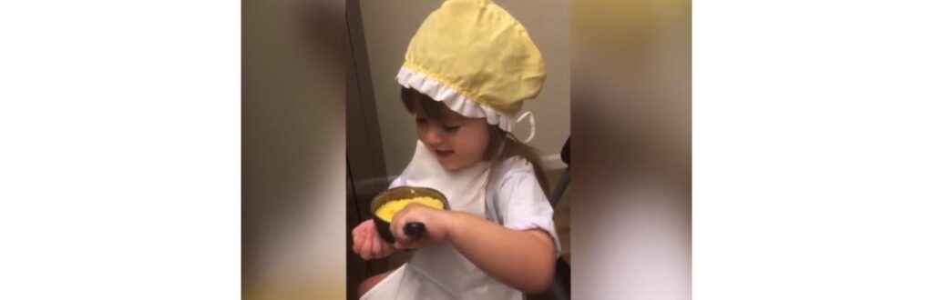 Maria Júlia preparou ao lado da mãe uma receita muito gostosa de cuscuz