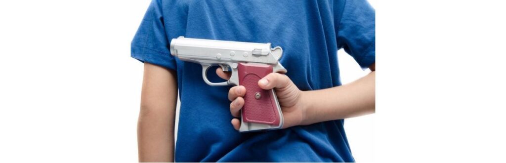 Menino entrou com a pistola do pai na escola sem ninguém perceber