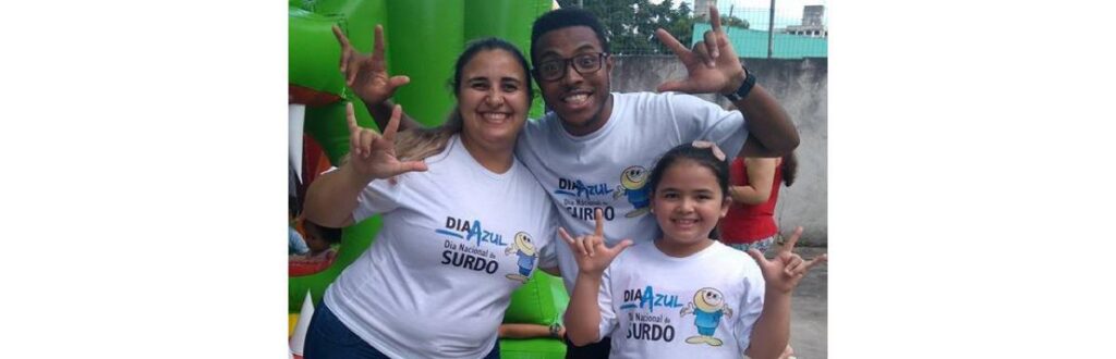 Lívia ficou muito feliz com o atendimento em libras