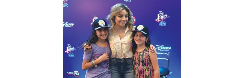 Marina e Maitê conhecendo os personagens do programa Sou Luna