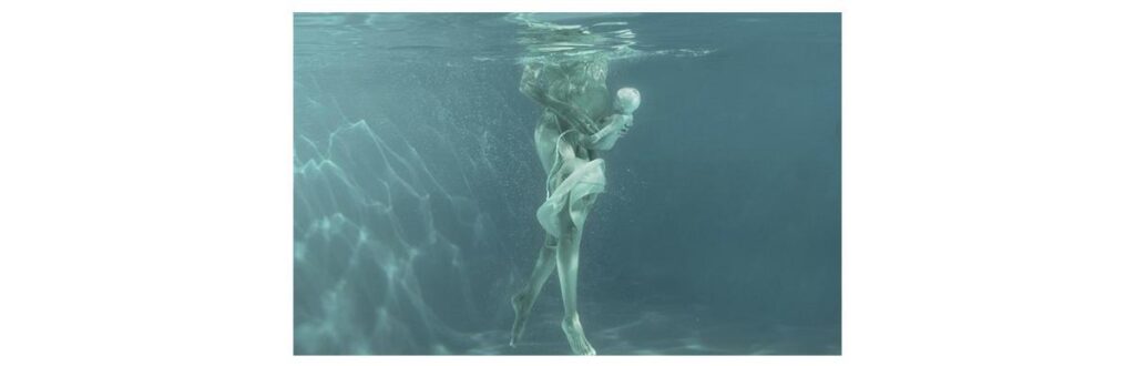 Fotógrafa cria projeto Aquadural para celebrar a beleza do parto na água