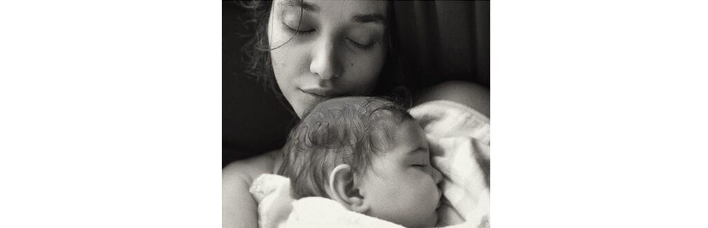 Débora Nascimento comemora 6 meses da filha e canta para a bebê