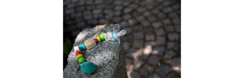 A mulher sofre de depressão pós-parto