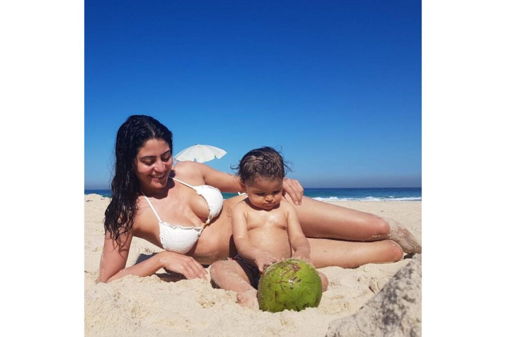 Carol Castro e sua filha Nina, de um ano