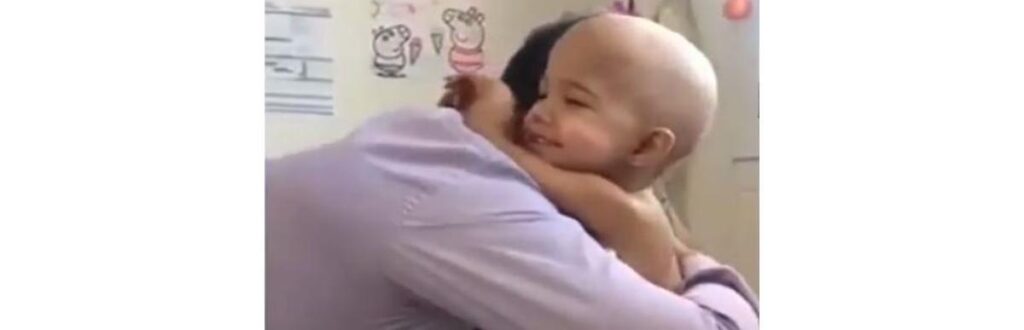 Dr. Anjo comemora com brincadeiras a cura de sua paciente