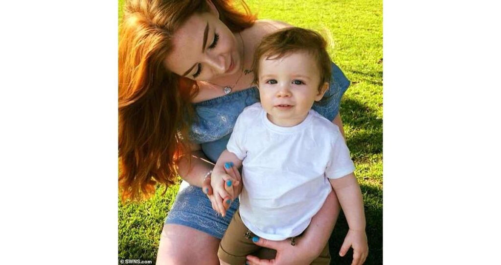 A jovem mãe não teve escolhas ao deixar seu filho chorando enquanto carregava as compras.