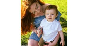 A jovem mãe não teve escolhas ao deixar seu filho chorando enquanto carregava as compras.