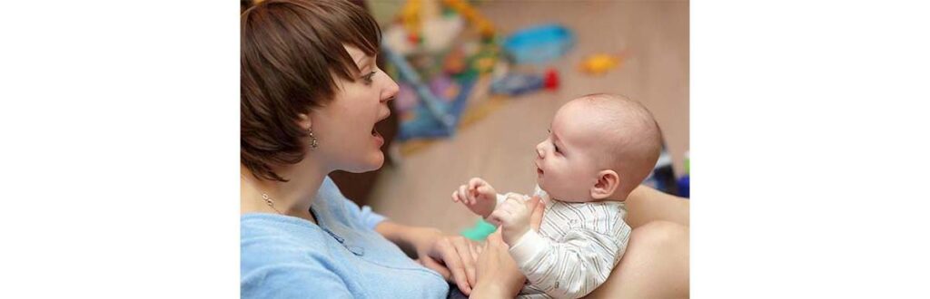 As brincadeiras ajudam o bebê no desenvolvimento social, cognitivo, físico e emocional.