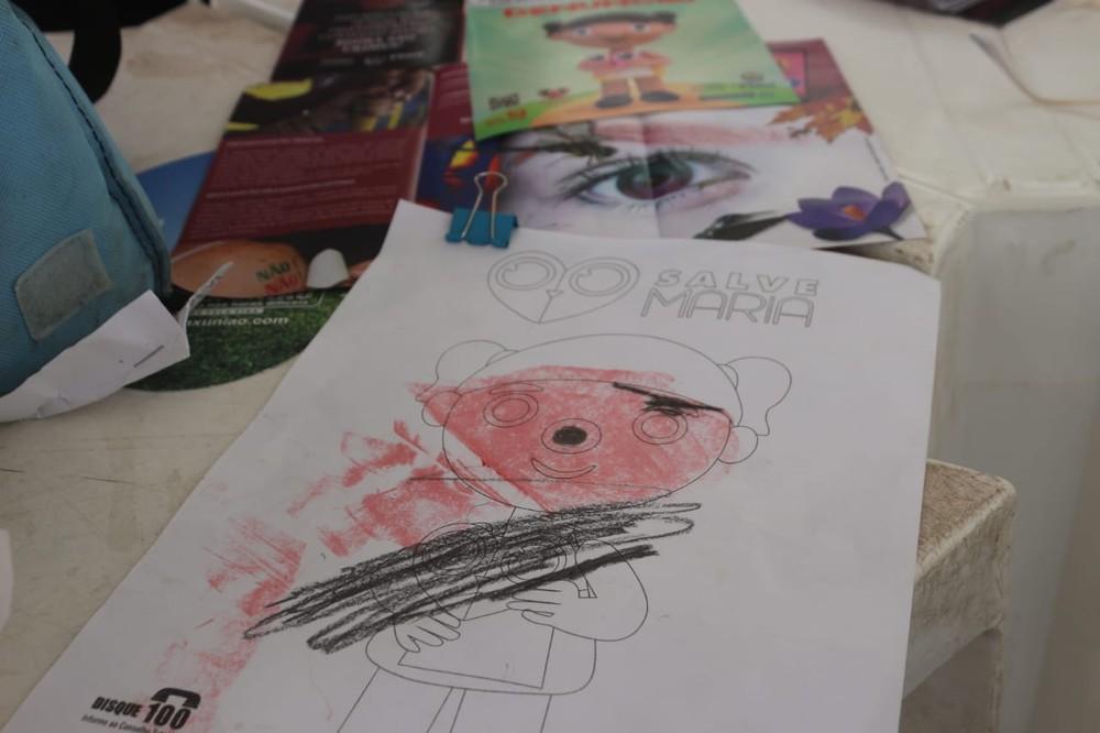 Garoto disse que a cor vermelha era o sangue da mãe e a preta representava os machucados.