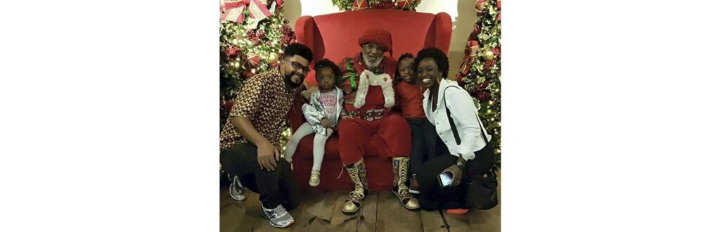 Família se emociona ao conhecer Papai Noel negro