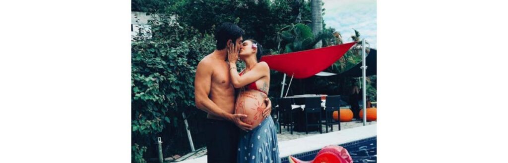 Isis e o marido André Resende comemorando o nono mês de gestação