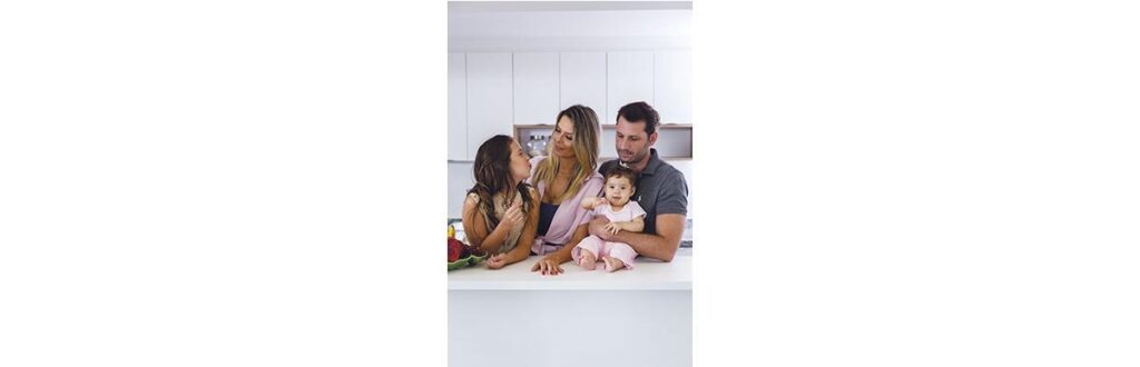 Na foto, Isabella, de 10 anos, Elaine, Rafaella, de 7 meses, e Fernando.