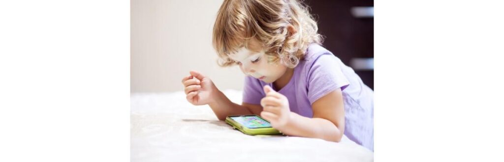 Os pais precisam dosar o tempo que os filhos ficam no celular