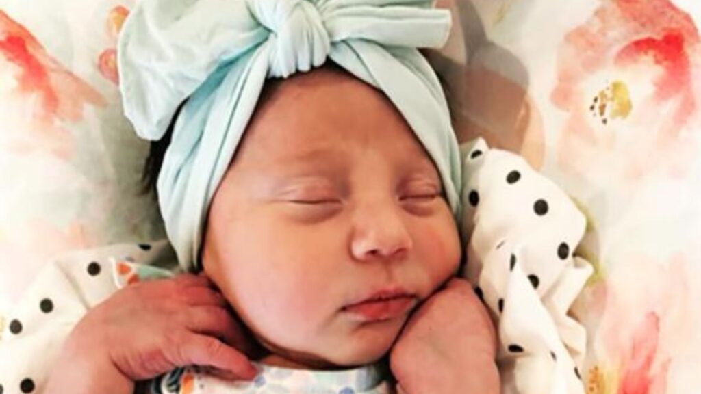 Presley alerta para que pessoas não fiquem beijando o bebê dos outros.