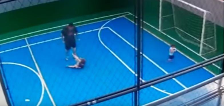 O homem disse que segurou o menino porque estava fazendo seu filho de “bobinho”