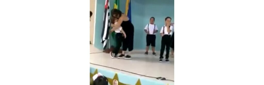 Mãe dança com seu filho na apresentação da escola