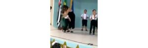 Mãe dança com seu filho na apresentação da escola