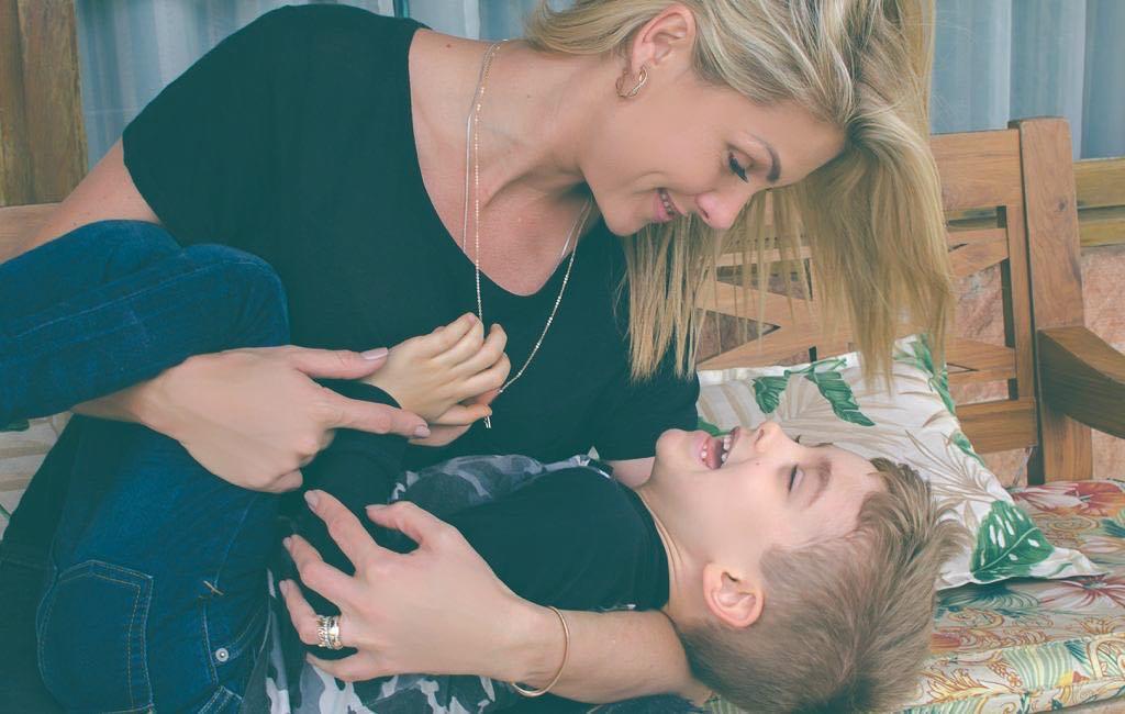 Anna Hickmann mostra decoração de Natal