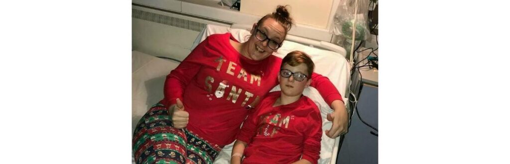 Reece Probert e sua mãe Jenna Probert no hospital