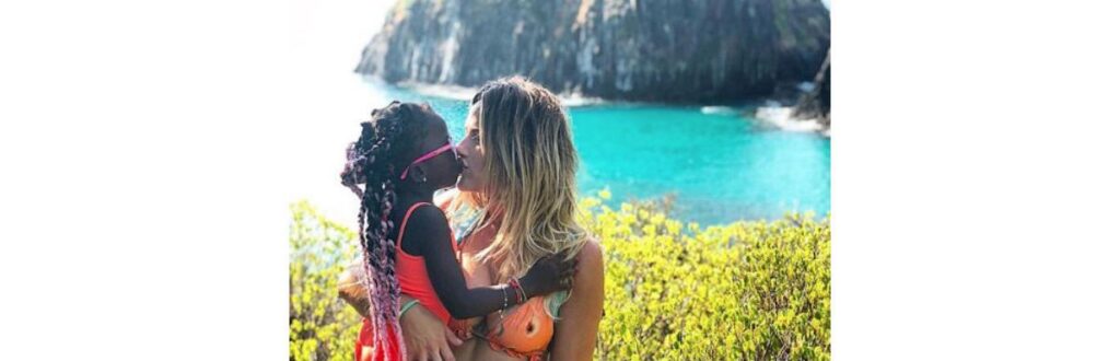 Titi e a mãe, Giovanna Ewbank, em Fernando de Noronha