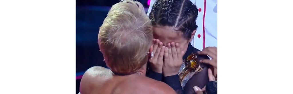 Xuxa consolando Leonardo no palco do programa