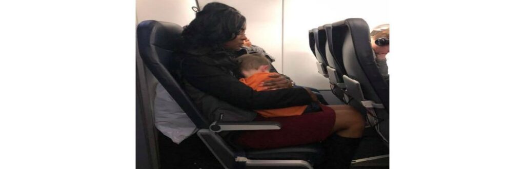 Desconhecida ajuda Becca Kinsey durante voo.