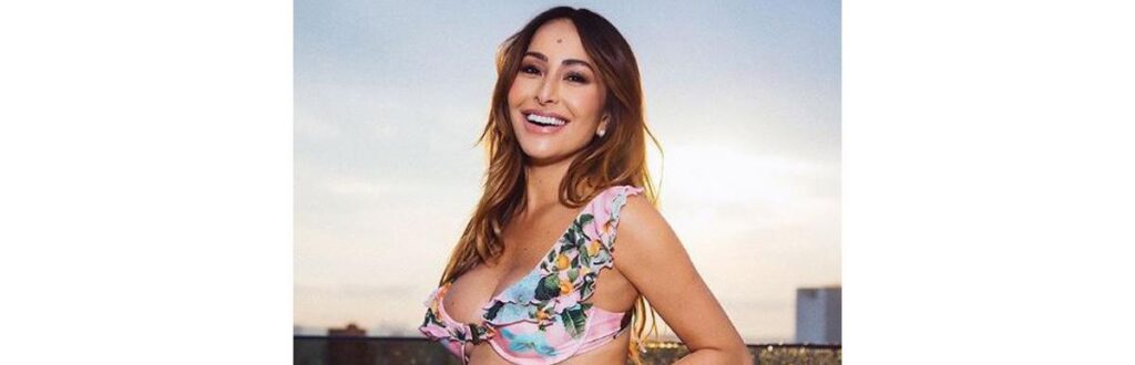 A sogra da apresentadora publicou uma foto da neta Zoe cortando o rosto de Sabrina da imagem