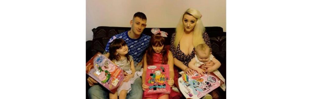 Na foto, os pais Jess e Sean com as filhas Alexis, Alissa e Aurora e seus calendários do advento