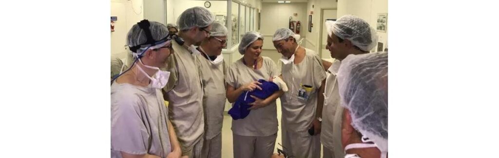 Foto tirada após o nascimento do bebê gerado em um útero transplantado