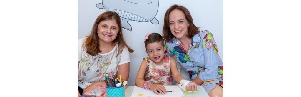 Educadora Miriam Moisés Sarsur, a paciente Mirella Louise Vitor Alfenas e Claudia Pereira, coordenadora da Rede de Amigos do Hospital da Baleia