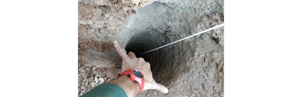 A criança caiu no poço durante um passeio em família