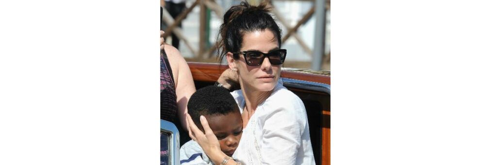 A atriz Sandra Bullock e o filho Louis