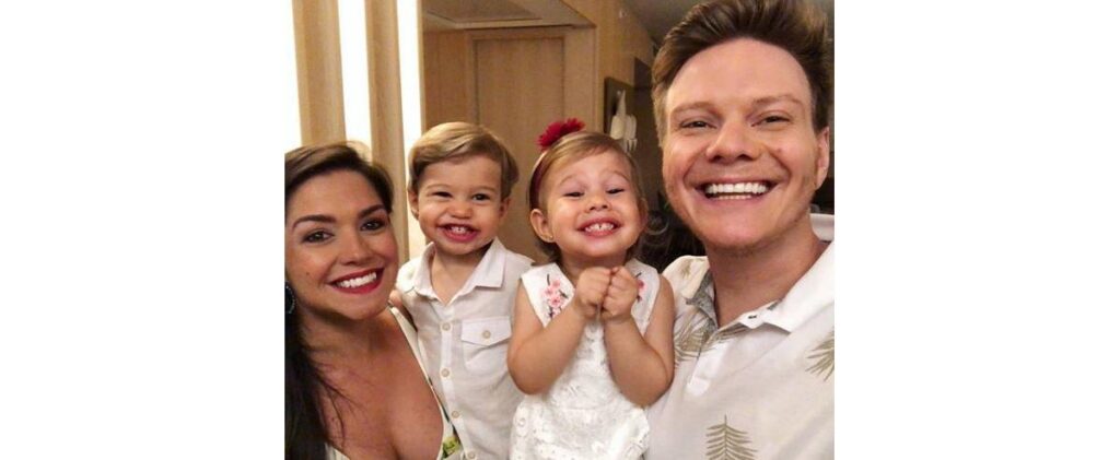 Michel Teló ganha surpresa no palco