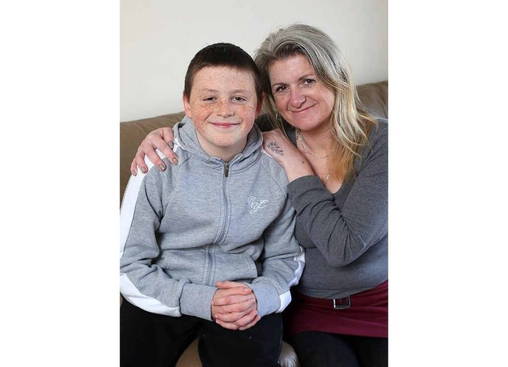 Ele tem uma síndrome rara que faz com que ele durma por até 20 horas durante semanas