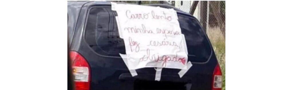 Foto do cartaz: “Carro lento, minha esposa fez cesárea, obrigado”