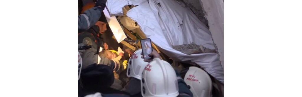 O bebê Ivan ‘Vanya’ Fokin sendo resgatado