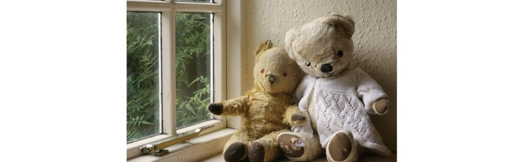 Ela saiu para ir à casa da vizinha e, quando voltou, flagrou o ex-namorado abusando da filha