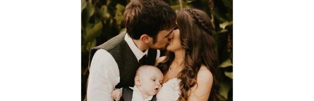 Wesson rouba a cena no casamento dos pais