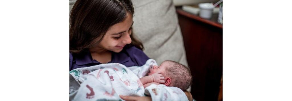 Kayla foi a primeira da família a segurar a irmã mais nova