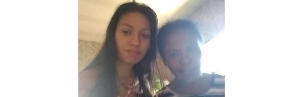 Mãe e filha de mãos dadas